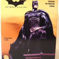 Batman Begins - Estatua de BATMAN en la azotea de DC Collectibles
