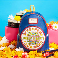 Beatles - Sargento. Pepper's Lonely Hearts Club Band Mini mochila de hombro con correa doble de LOUNGEFLY 